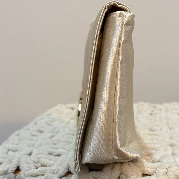 Emirates Airline Amenity Bag Elegant Cream Satin Clutch - Picture 9 of 12